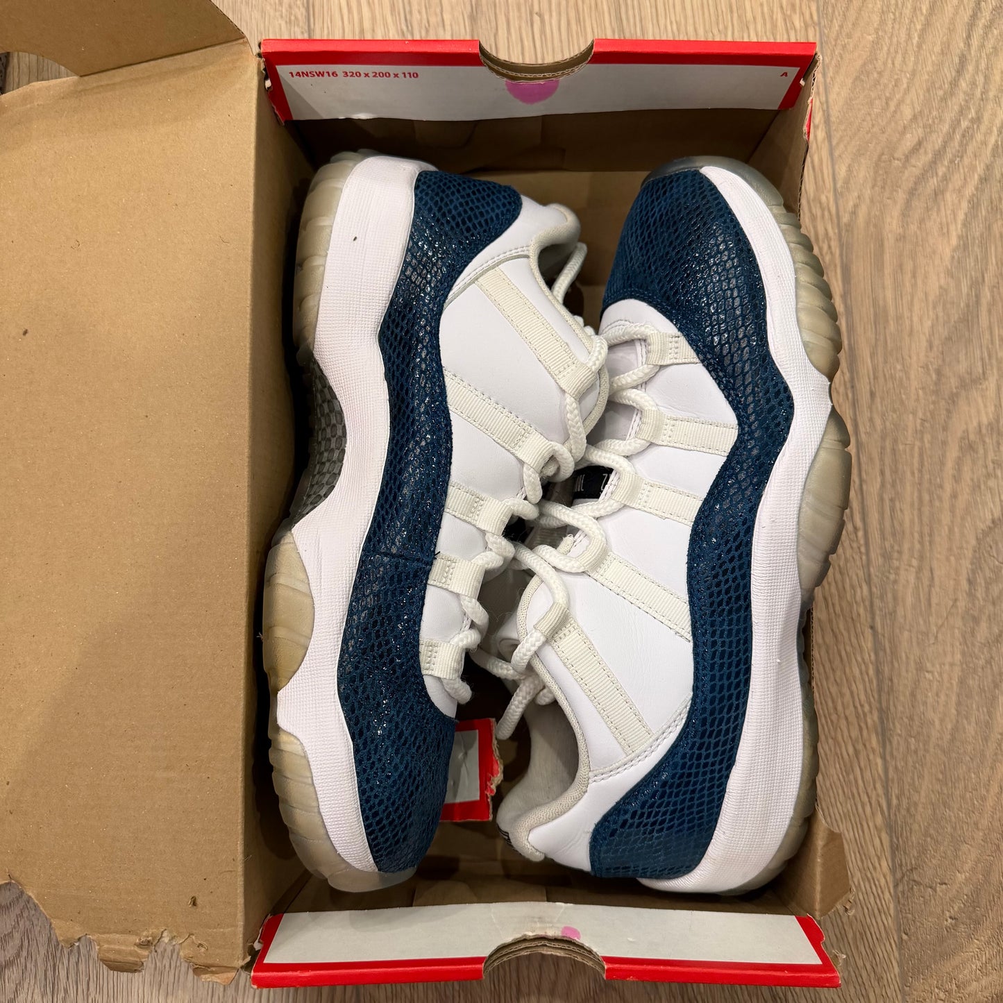 WORN JORDAN 11 LOW SIZE 9